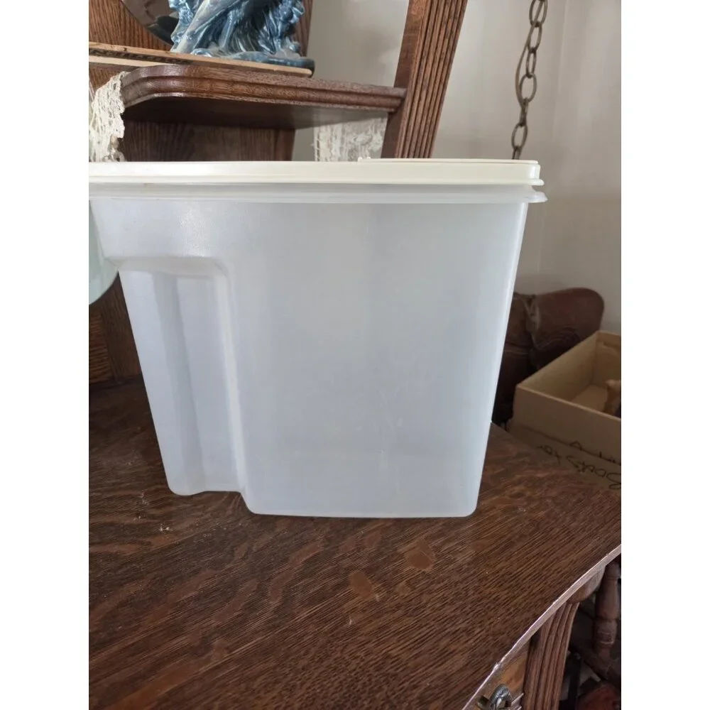Rubbermaid Servin Saver 1.3  Gallon Plastic Cereal Keeper with Almond‎ Lid